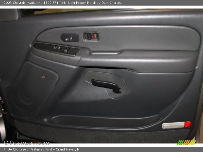 Light Pewter Metallic / Dark Charcoal 2003 Chevrolet Avalanche 1500 Z71 4x4