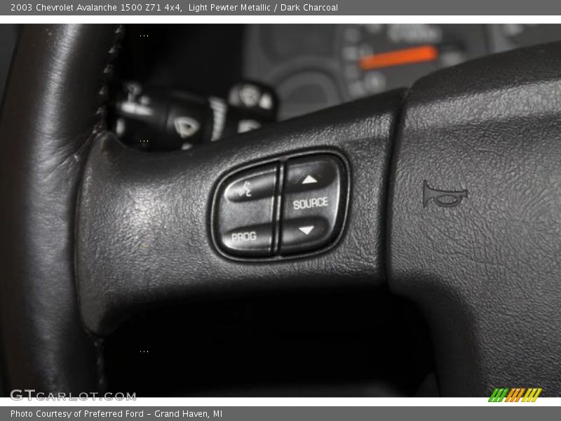 Light Pewter Metallic / Dark Charcoal 2003 Chevrolet Avalanche 1500 Z71 4x4
