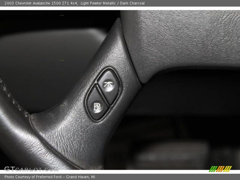Light Pewter Metallic / Dark Charcoal 2003 Chevrolet Avalanche 1500 Z71 4x4