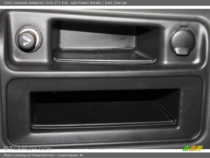 Light Pewter Metallic / Dark Charcoal 2003 Chevrolet Avalanche 1500 Z71 4x4