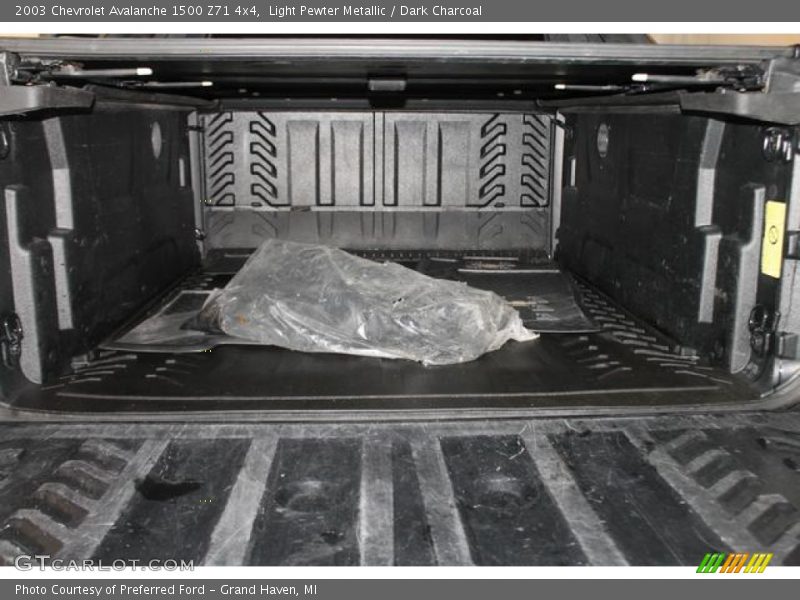 Light Pewter Metallic / Dark Charcoal 2003 Chevrolet Avalanche 1500 Z71 4x4