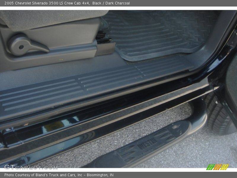 Black / Dark Charcoal 2005 Chevrolet Silverado 3500 LS Crew Cab 4x4