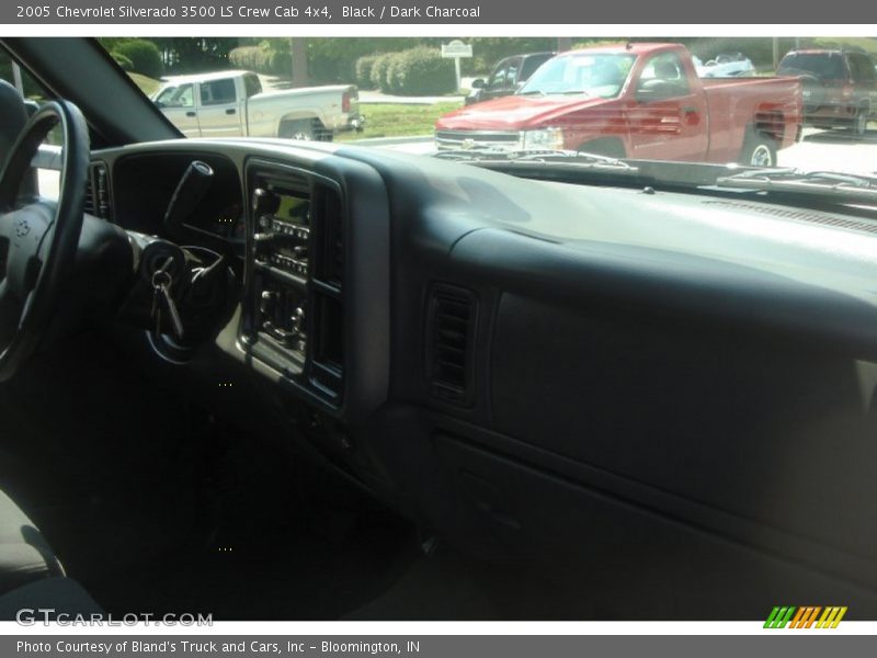 Black / Dark Charcoal 2005 Chevrolet Silverado 3500 LS Crew Cab 4x4