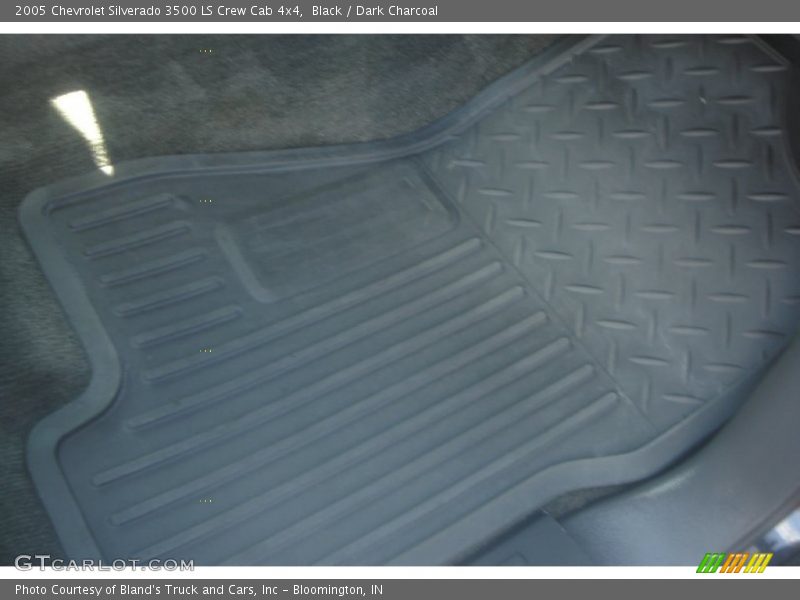 Black / Dark Charcoal 2005 Chevrolet Silverado 3500 LS Crew Cab 4x4