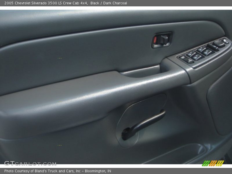 Black / Dark Charcoal 2005 Chevrolet Silverado 3500 LS Crew Cab 4x4
