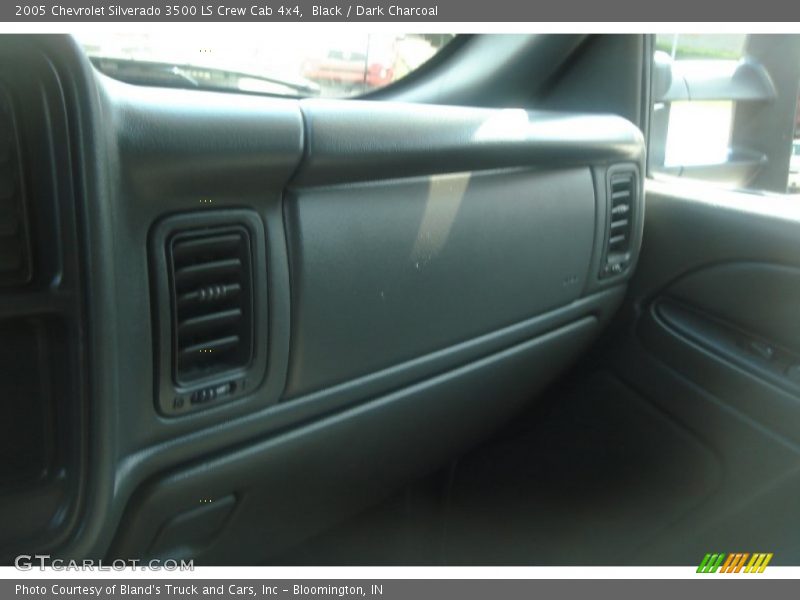 Black / Dark Charcoal 2005 Chevrolet Silverado 3500 LS Crew Cab 4x4