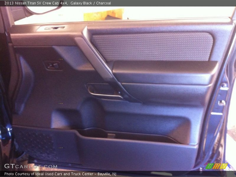Galaxy Black / Charcoal 2013 Nissan Titan SV Crew Cab 4x4
