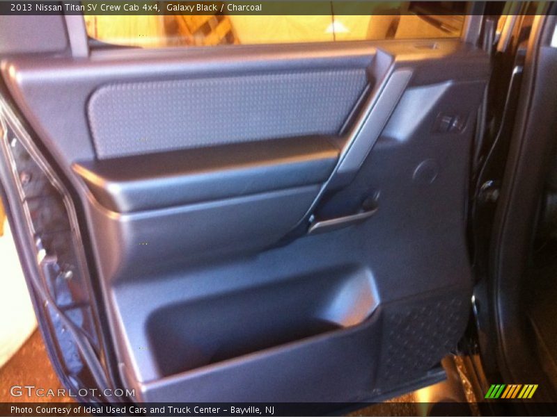 Galaxy Black / Charcoal 2013 Nissan Titan SV Crew Cab 4x4