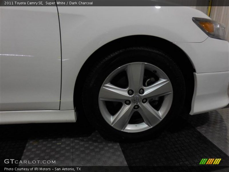Super White / Dark Charcoal 2011 Toyota Camry SE