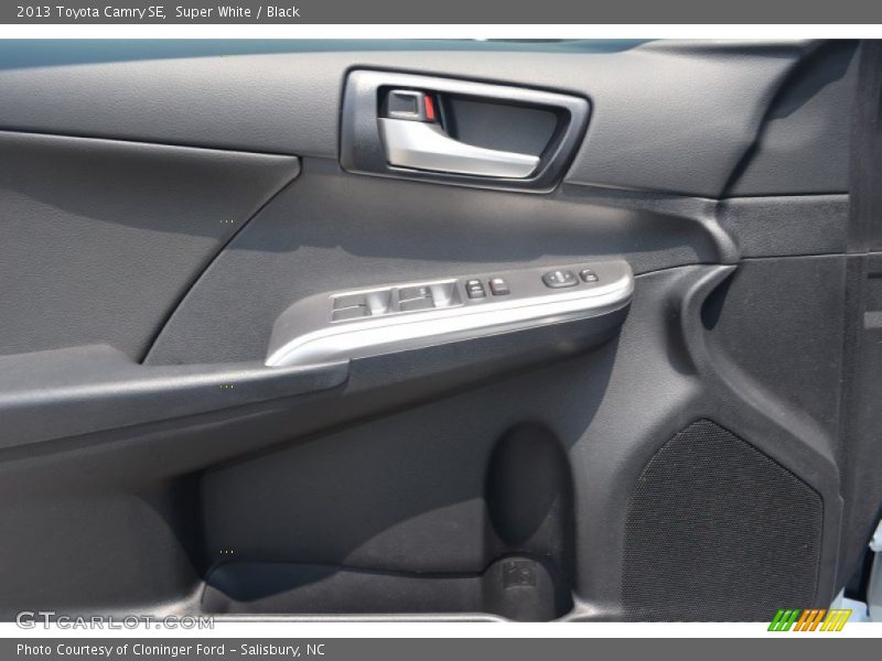 Super White / Black 2013 Toyota Camry SE