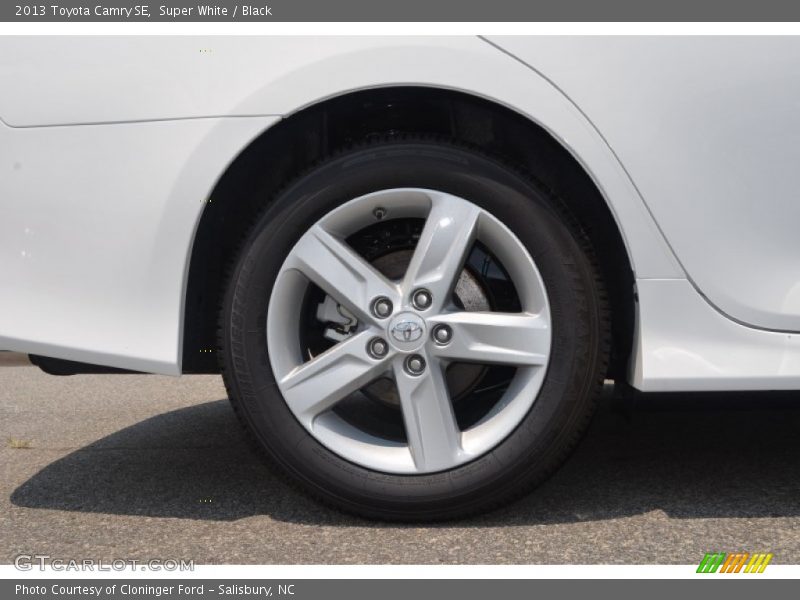 Super White / Black 2013 Toyota Camry SE