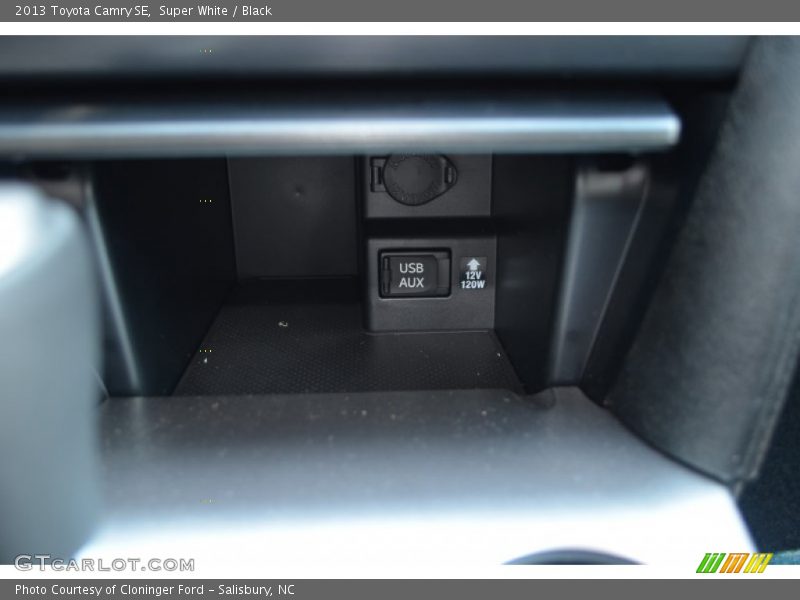 Super White / Black 2013 Toyota Camry SE
