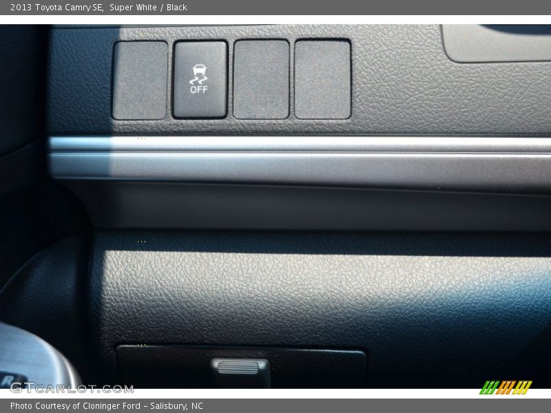 Super White / Black 2013 Toyota Camry SE