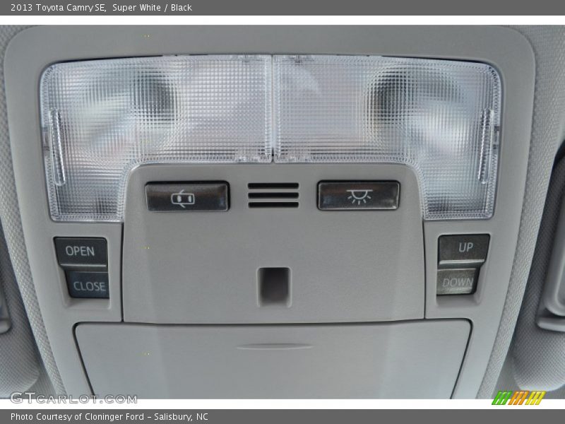 Super White / Black 2013 Toyota Camry SE
