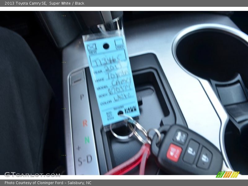 Super White / Black 2013 Toyota Camry SE
