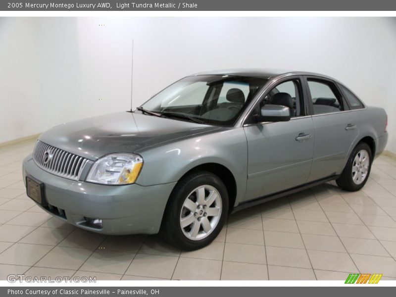 Front 3/4 View of 2005 Montego Luxury AWD