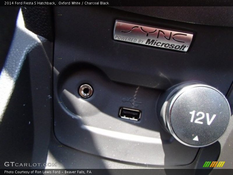 Oxford White / Charcoal Black 2014 Ford Fiesta S Hatchback
