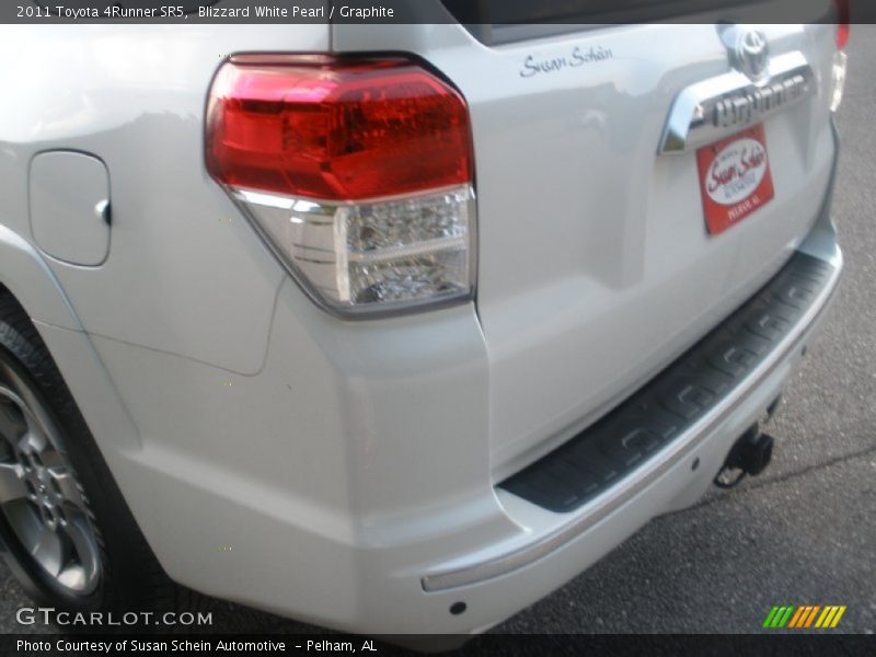 Blizzard White Pearl / Graphite 2011 Toyota 4Runner SR5