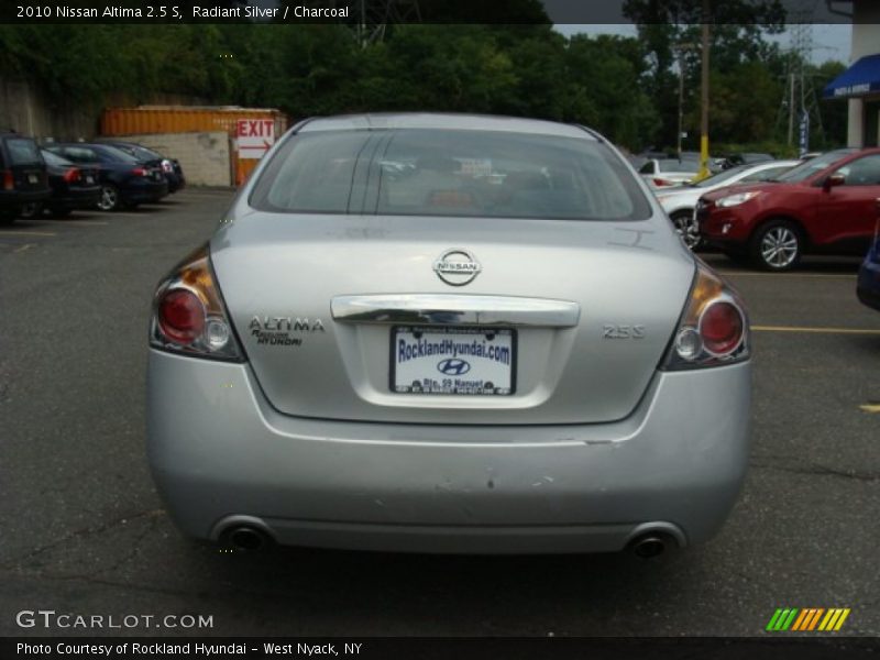 Radiant Silver / Charcoal 2010 Nissan Altima 2.5 S