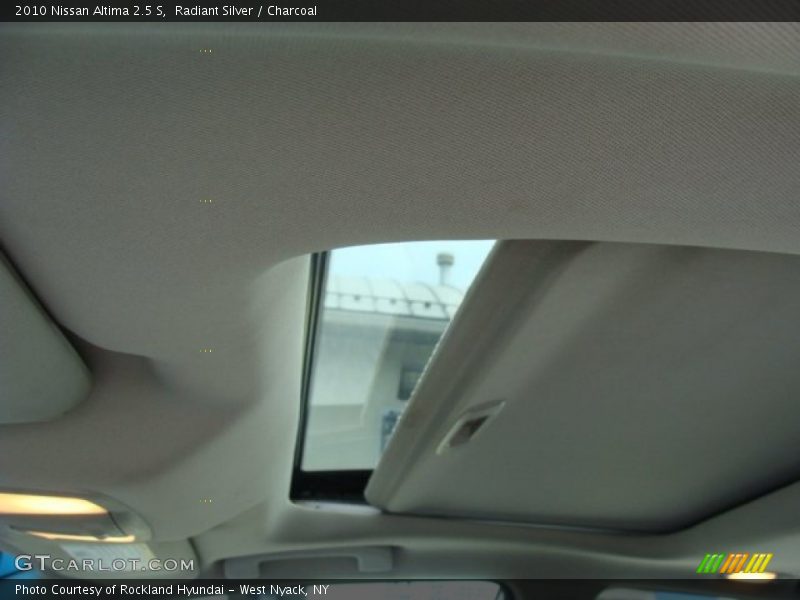 Radiant Silver / Charcoal 2010 Nissan Altima 2.5 S