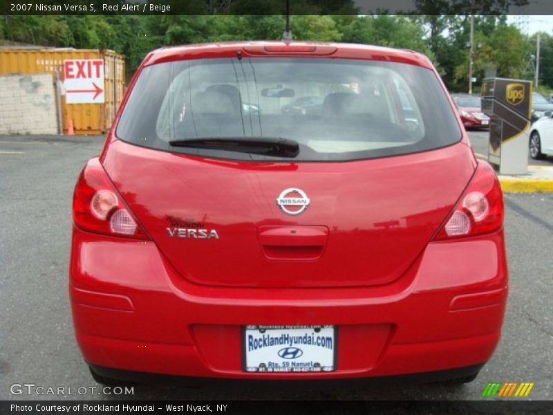 Red Alert / Beige 2007 Nissan Versa S