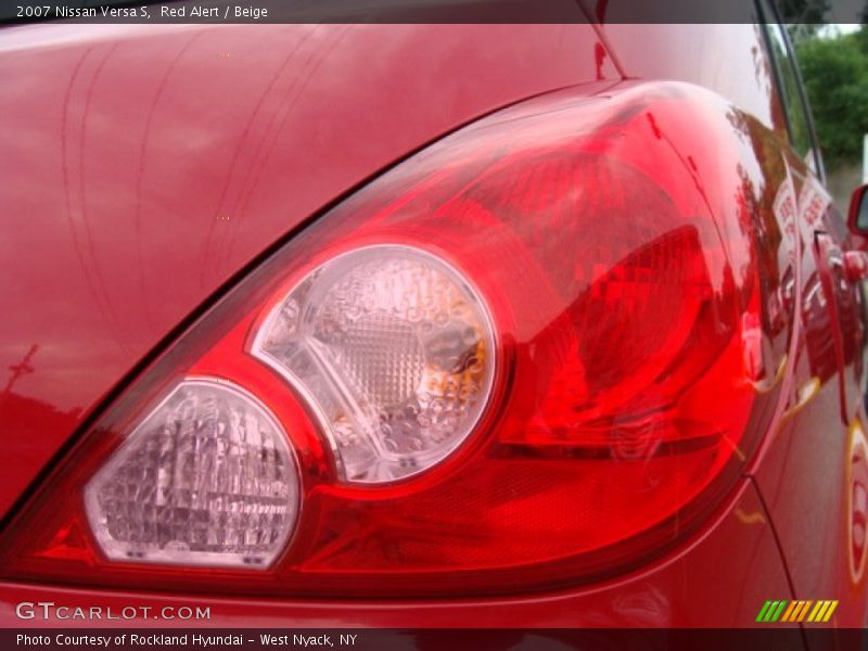 Red Alert / Beige 2007 Nissan Versa S