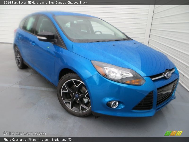 Front 3/4 View of 2014 Focus SE Hatchback