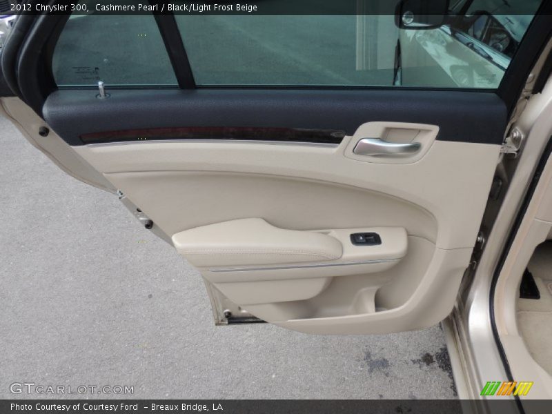 Cashmere Pearl / Black/Light Frost Beige 2012 Chrysler 300