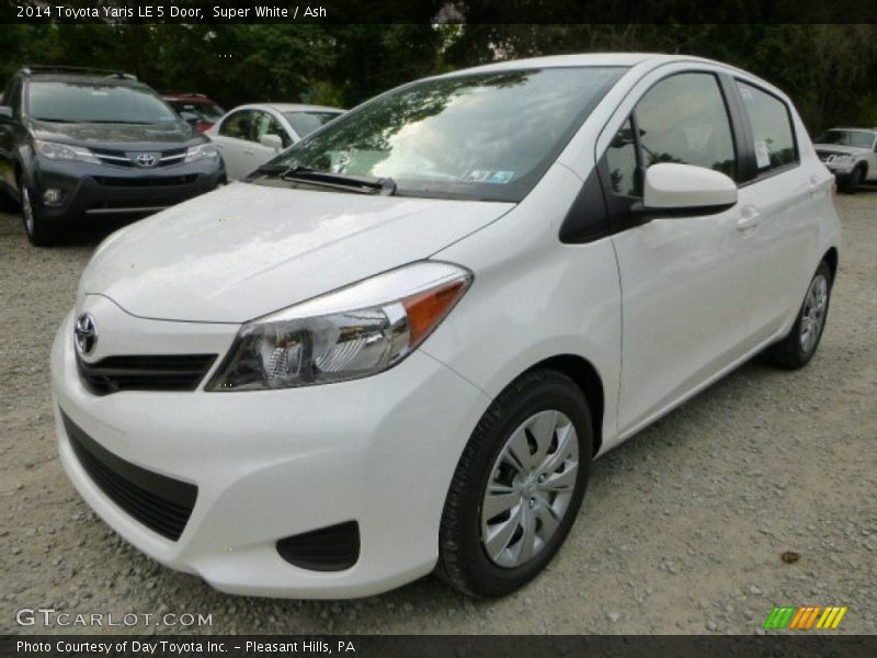Front 3/4 View of 2014 Yaris LE 5 Door