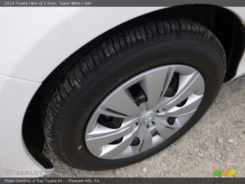Super White / Ash 2014 Toyota Yaris LE 5 Door