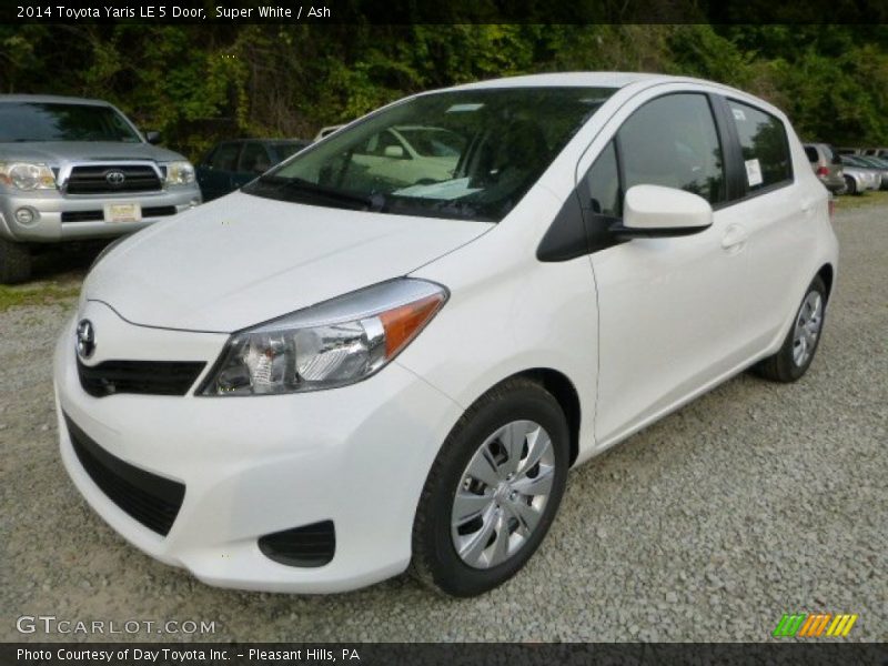 Front 3/4 View of 2014 Yaris LE 5 Door