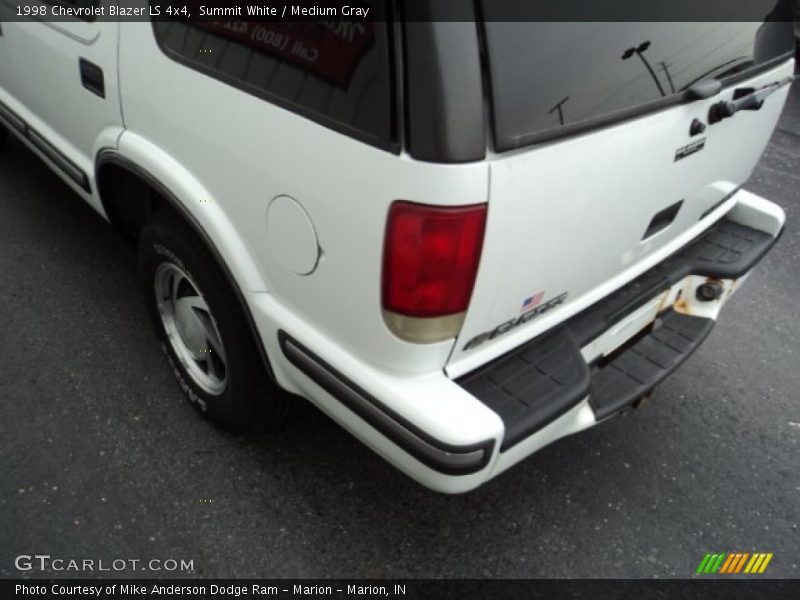 Summit White / Medium Gray 1998 Chevrolet Blazer LS 4x4