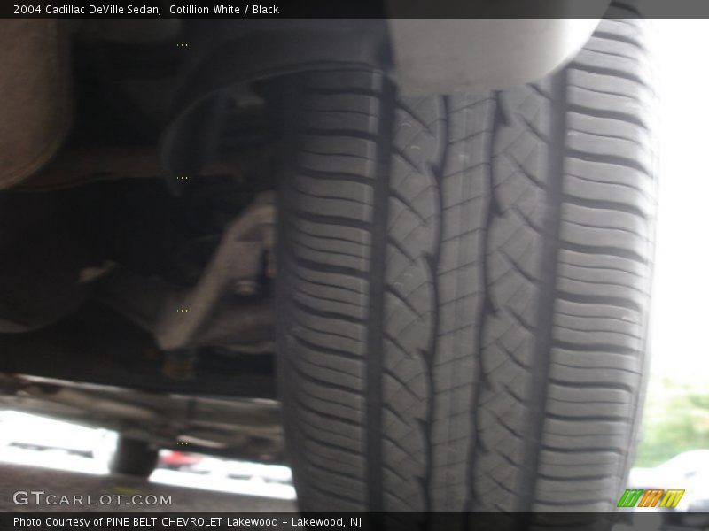 Cotillion White / Black 2004 Cadillac DeVille Sedan