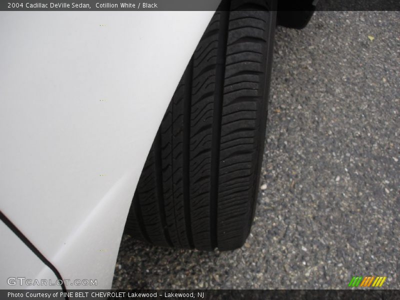 Cotillion White / Black 2004 Cadillac DeVille Sedan