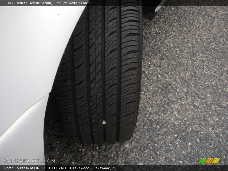 Cotillion White / Black 2004 Cadillac DeVille Sedan