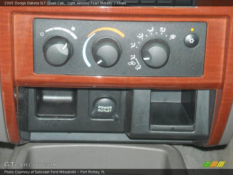 Light Almond Pearl Metallic / Khaki 2005 Dodge Dakota SLT Quad Cab