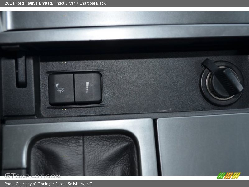 Ingot Silver / Charcoal Black 2011 Ford Taurus Limited