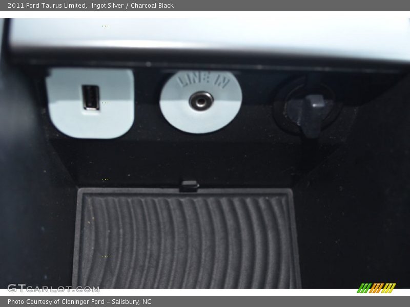 Ingot Silver / Charcoal Black 2011 Ford Taurus Limited