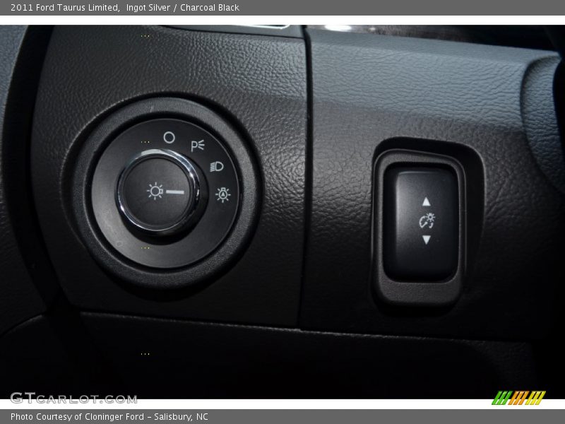 Ingot Silver / Charcoal Black 2011 Ford Taurus Limited