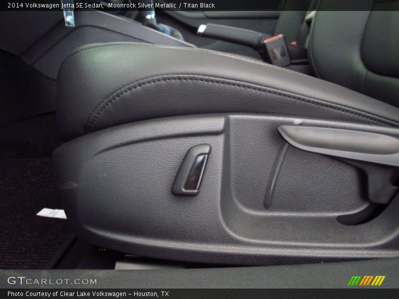 Front Seat of 2014 Jetta SE Sedan