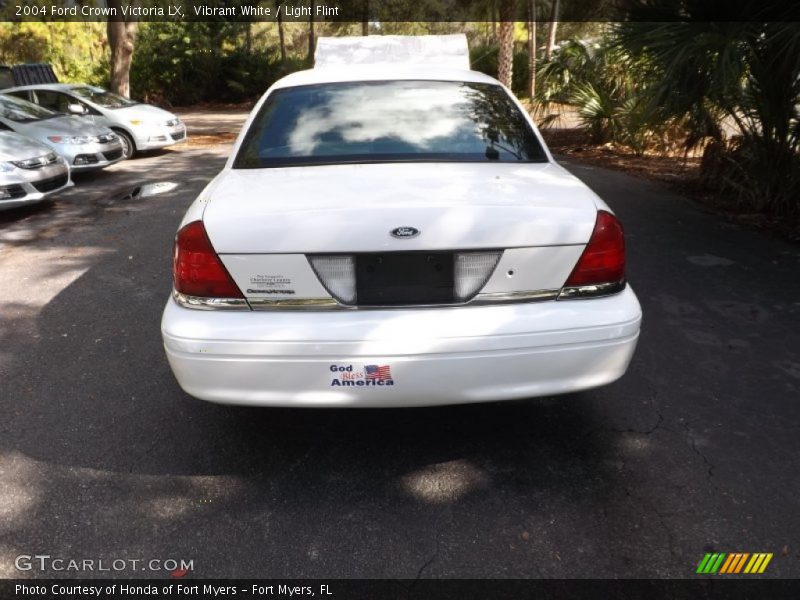 Vibrant White / Light Flint 2004 Ford Crown Victoria LX