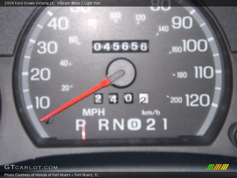Vibrant White / Light Flint 2004 Ford Crown Victoria LX