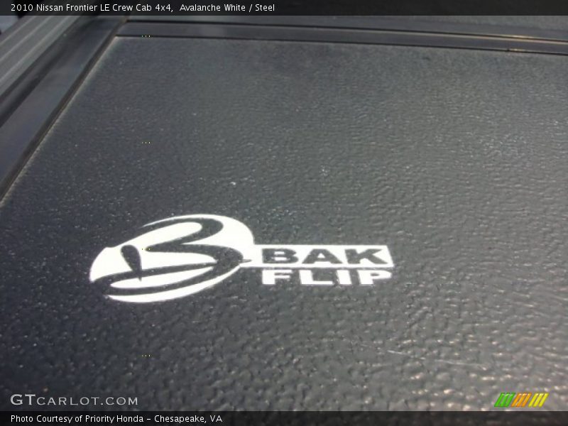 Avalanche White / Steel 2010 Nissan Frontier LE Crew Cab 4x4