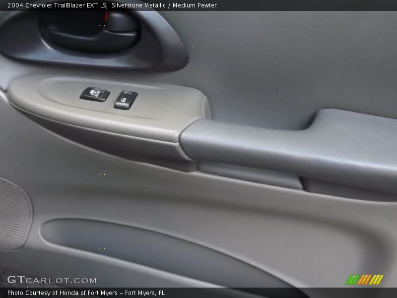 Silverstone Metallic / Medium Pewter 2004 Chevrolet TrailBlazer EXT LS
