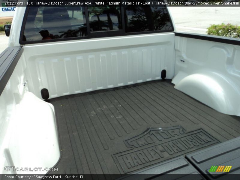 White Platinum Metallic Tri-Coat / Harley-Davidson Black/Smoked Silver 