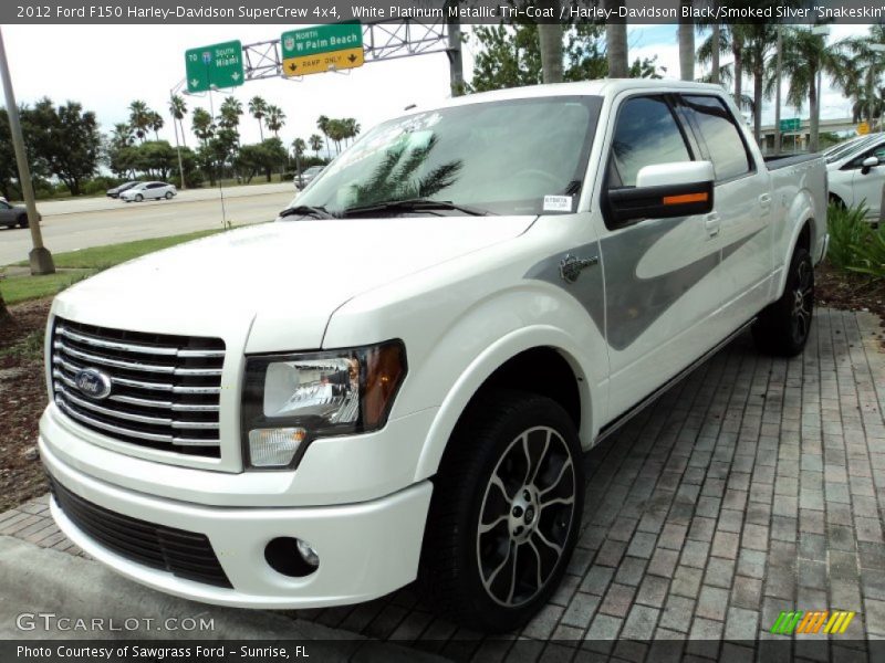 White Platinum Metallic Tri-Coat / Harley-Davidson Black/Smoked Silver 