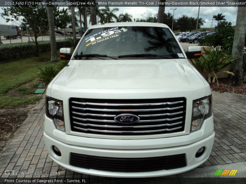 White Platinum Metallic Tri-Coat / Harley-Davidson Black/Smoked Silver 