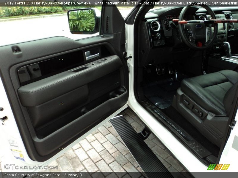 White Platinum Metallic Tri-Coat / Harley-Davidson Black/Smoked Silver 