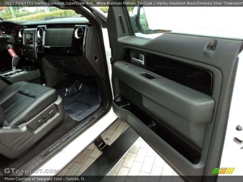 White Platinum Metallic Tri-Coat / Harley-Davidson Black/Smoked Silver 