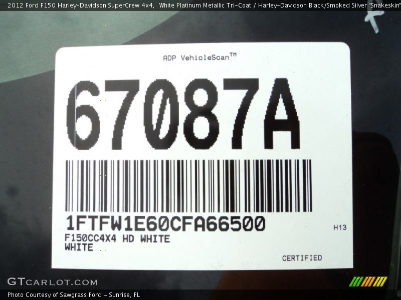 White Platinum Metallic Tri-Coat / Harley-Davidson Black/Smoked Silver 